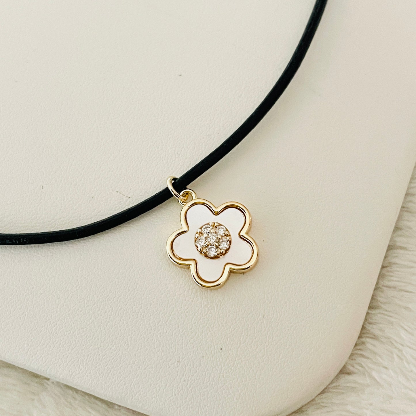 Flor madre perla y zirconias